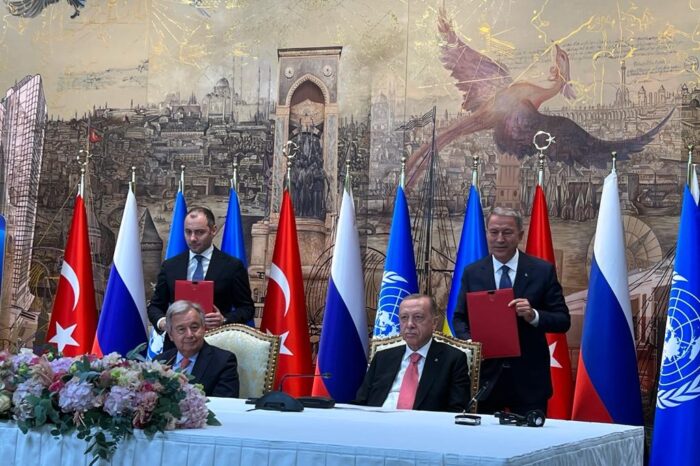 Соглашение по зерну подписали в Стамбуле