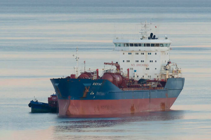 Суд разрешил вернуть нефть на танкер Lana под флагом рф