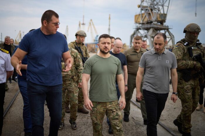 Зеленский посетил порт Черноморска перед началом работы «зернового коридора»