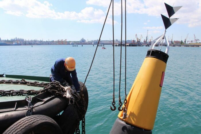 В трех портах Украины обследуют акватории