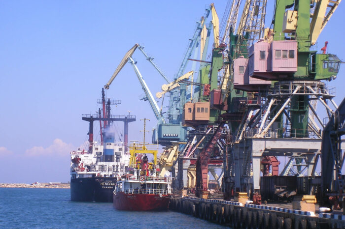 Крымские порты уже перевалили полмиллиона тонн краденных грузов