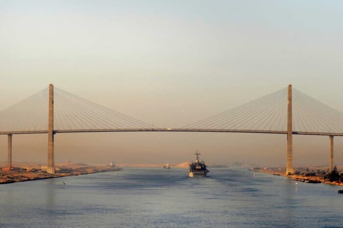 Новий рекорд: через Суецький канал в обох напрямках за добу пройшли 107 суден