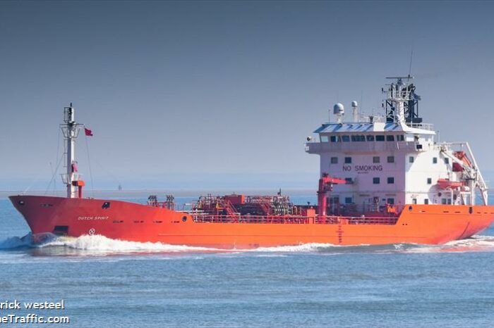 Іспанія вперше замовила нідерландський танкер для водопостачання