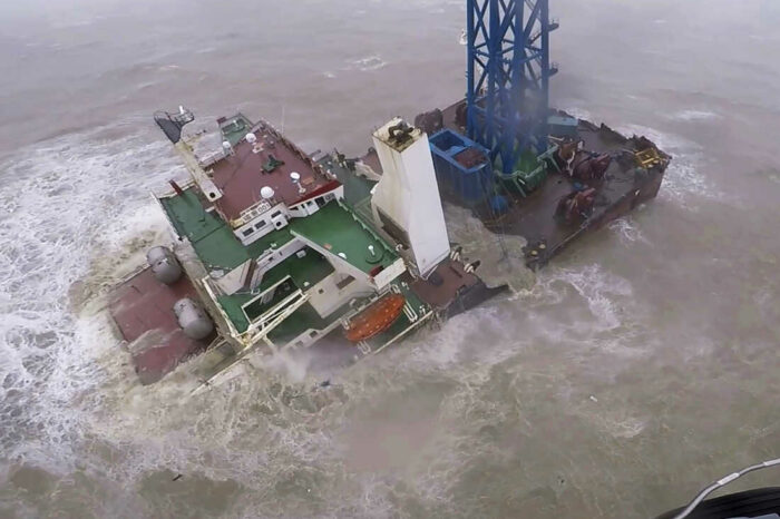 У берегов Китая затонул плавкран: погибли минимум 12 моряков