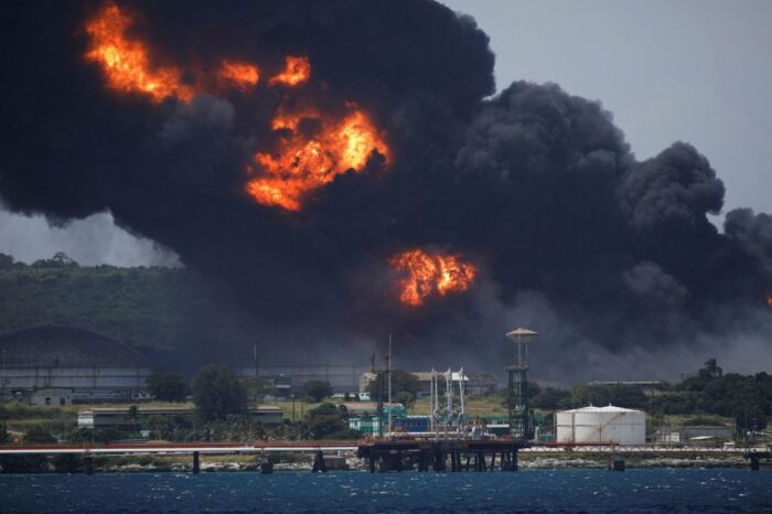 Блискавка влучила в нафтобазу в порту Куби: 120 людей постраждали