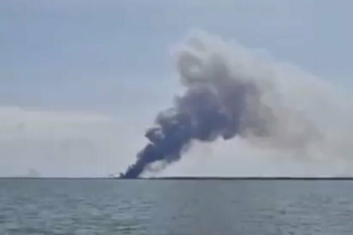 «Русский военный корабль» горит в Черном море