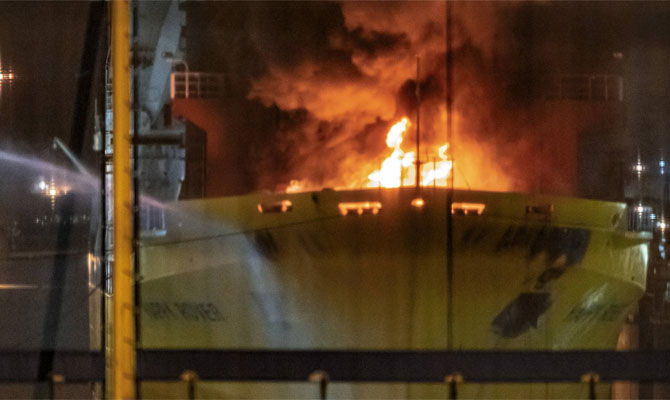 У порту Роттердама спалахнуло судно