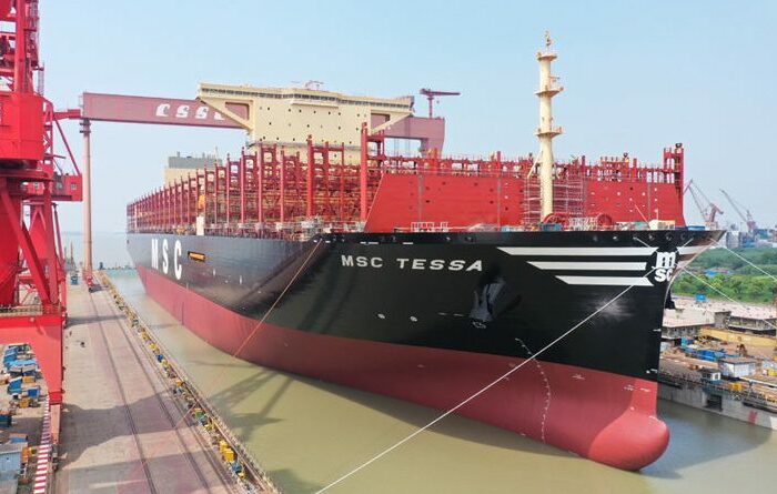 Крупнейший контейнеровоз в мире спустили на воду в Китае