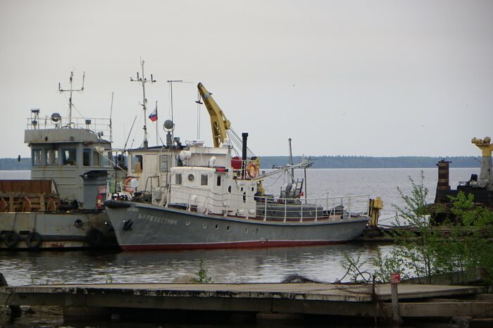 На росії під час ремонту вибухнуло службове судно