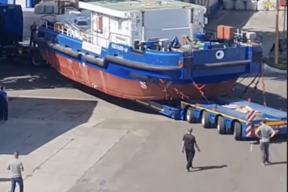 Портовий буксир на колесах проїхав півднем України | Ukrainian Shipping ...