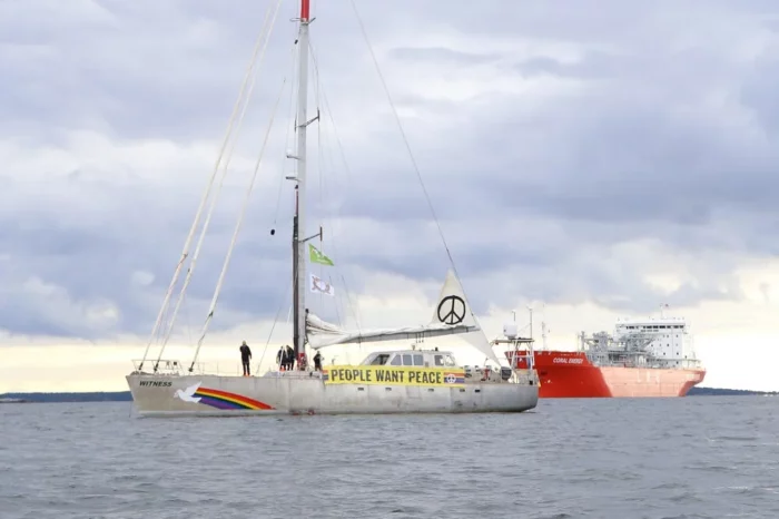 Greenpeace на добу затримав судно з російським газом