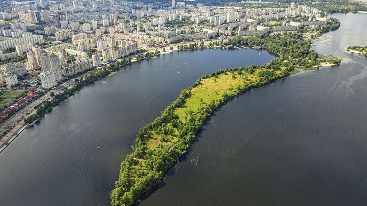 Остров киев. Остров Оболонь. Остров на Днепре в Киеве. Оболонь Киев. Парк на острове в Киеве.