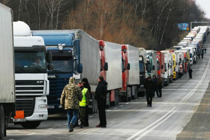 Україна та Польща обговорюють нові пункти пропуску для вантажівок