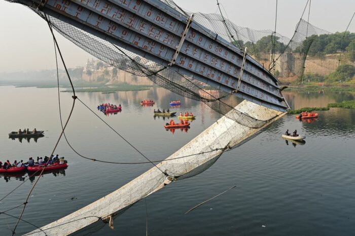 У Індії обвалився міст над річкою: загинули 132 людини