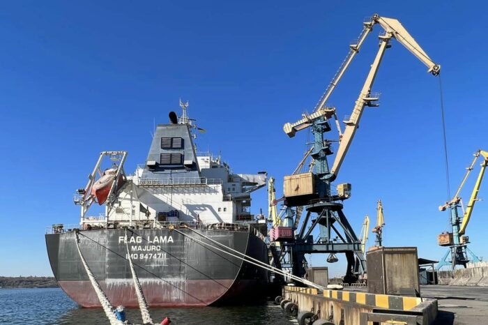 У порту Південний готують судно для експорту зерна