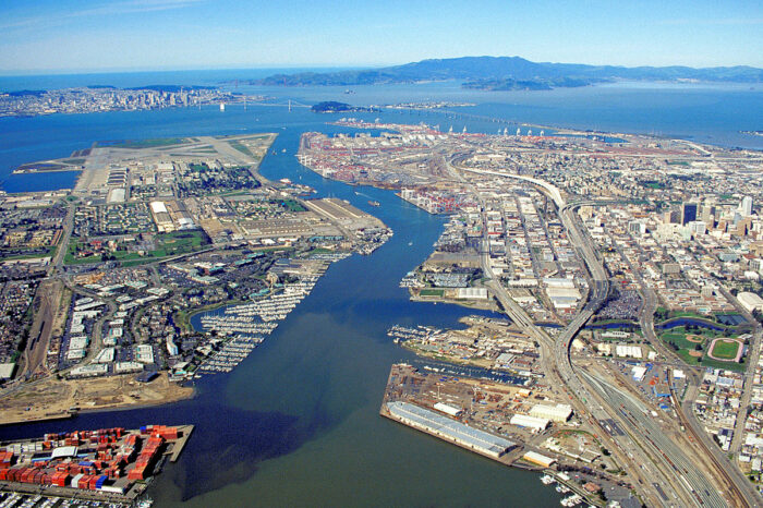 Порт Окленда запрацював після страйку портовиків