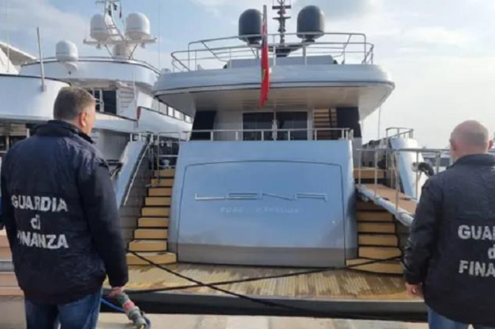 Конфіскована російська яхта «зникла» з порту в Італії