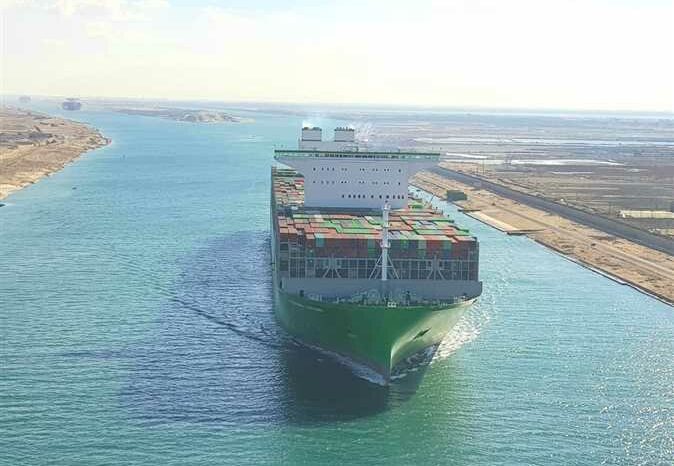 Найбільший у світі контейнеровоз пройшов через Суецький канал