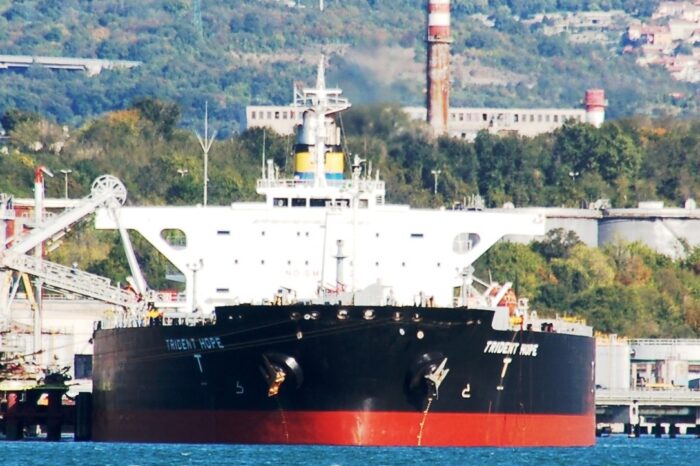 Попри ембарго ЄС: танкери з російською нафтою намагаються обійти санкції