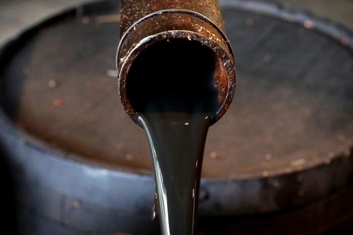Ціни на нафту зростають перед ембарго на російські нафтопродукти