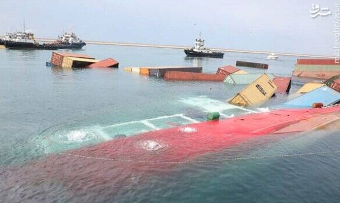 В порту Ірану перекинулось і затонуло судно