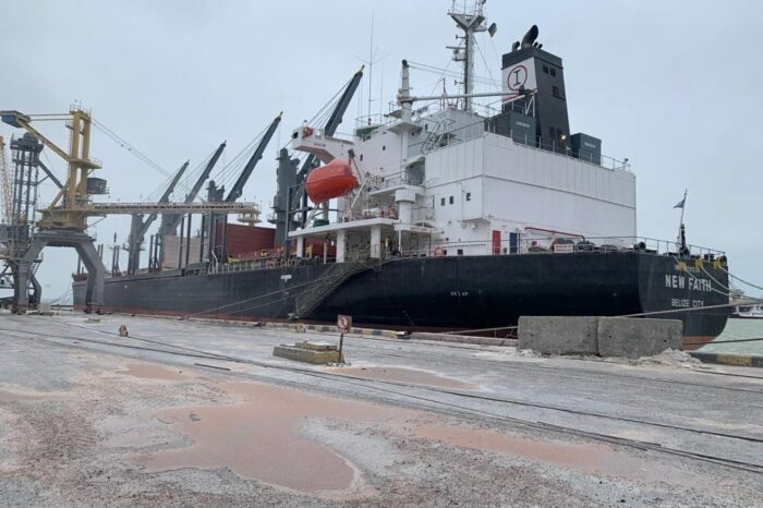 У портах Одещини завантажують 21 судно