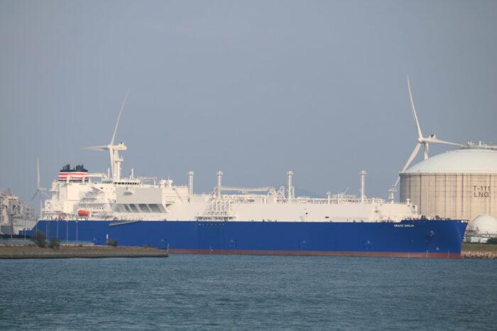 ЗПГ-танкер сів на мілину в Суецькому каналі