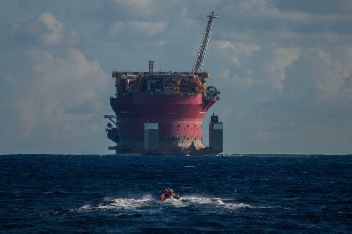 Активісти Greenpeace зайняли судно Shell на знак протесту проти буріння в морі