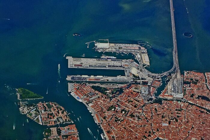 Порти Італії можуть стати логістичною і портовою платформою України