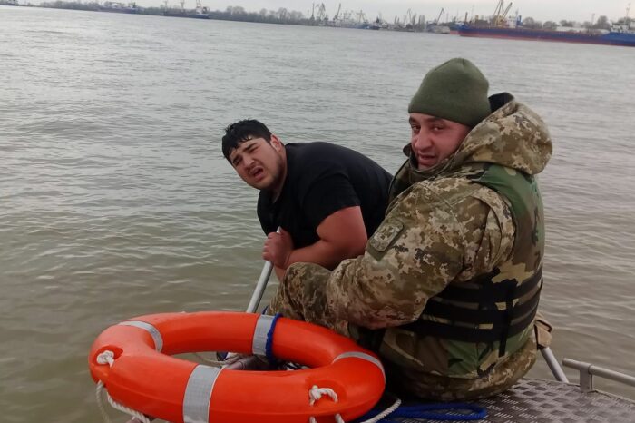 На Дунаї через вітер перекинувся човен: прикордонники з Одещини врятували хлопця