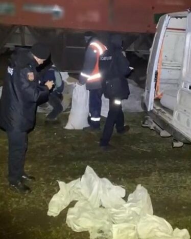На Одещині затримали двох залізничників, які крали зерно з вагонів