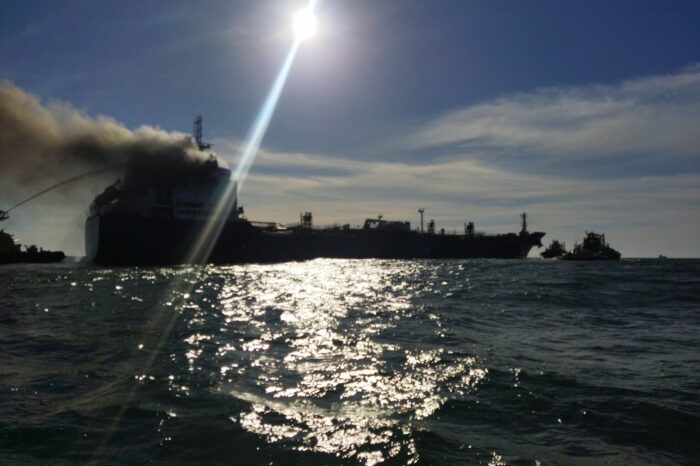 В водах Португалії загорівся танкер з паливом