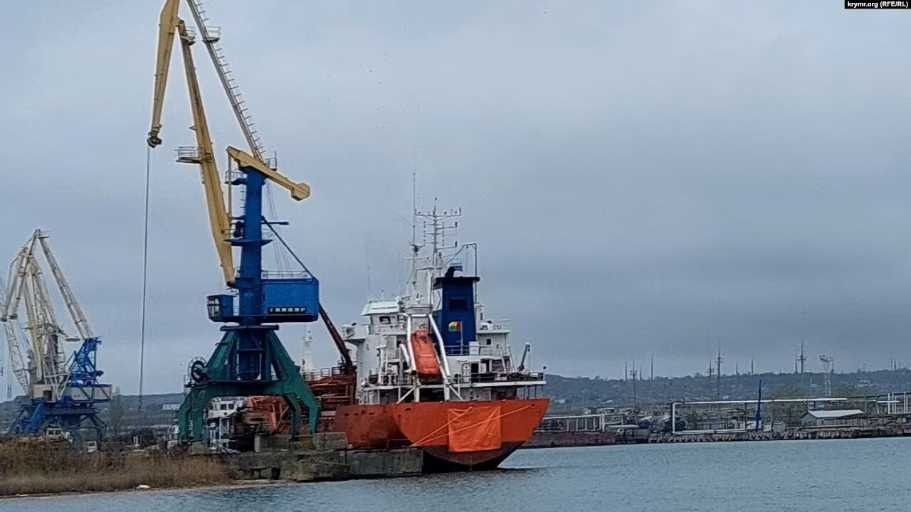 У порту Керчі «сховали» іноземне судно (ФОТО) | Ukrainian Shipping ...