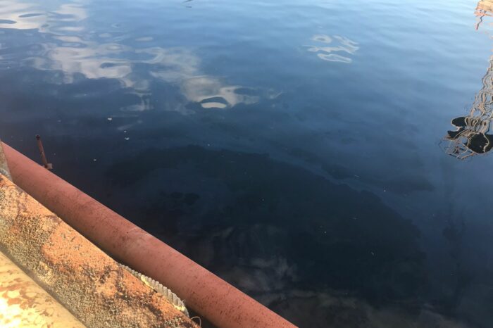 У Сухому лимані в Чорноморську стався розлив нафтопродуктів з судна 