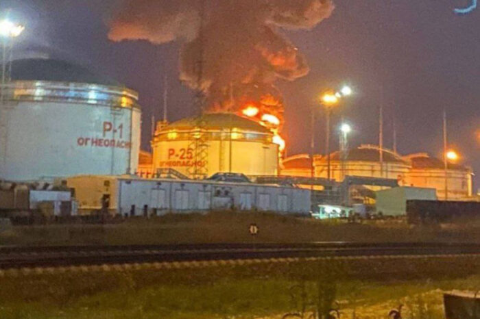 У російському порту Тамань палає нафтосховище