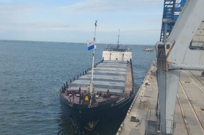 З Маріуполя вийшло чергове судно рф з краденим українським зерном