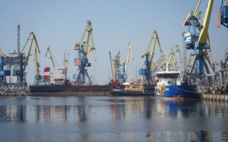 Окупанти планують відправляти з порту Маріуполя боєприпаси для своїх військ