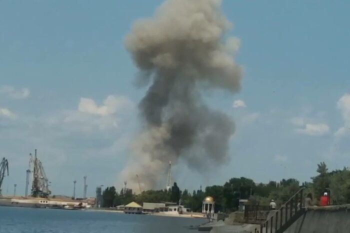 Судна росіян «тікають»: у порту Бердянська пролунали вибухи (відео)