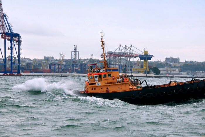 Портові буксири прибиратимуть уламки з Одеського узбережжя