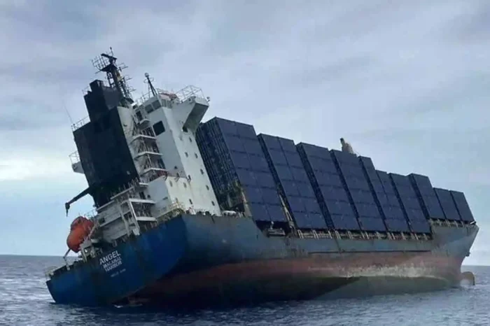 Судно з контейнерами затонуло поблизу Тайваню (фото)