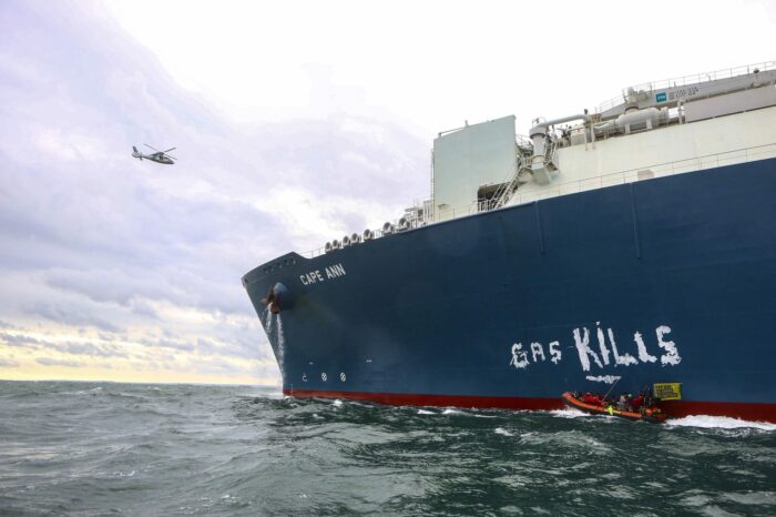 Greenpeace заблокувала танкер у французському порту