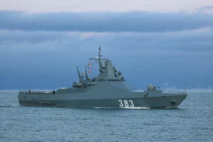 Росія почала відводити кораблі якомога далі від Криму