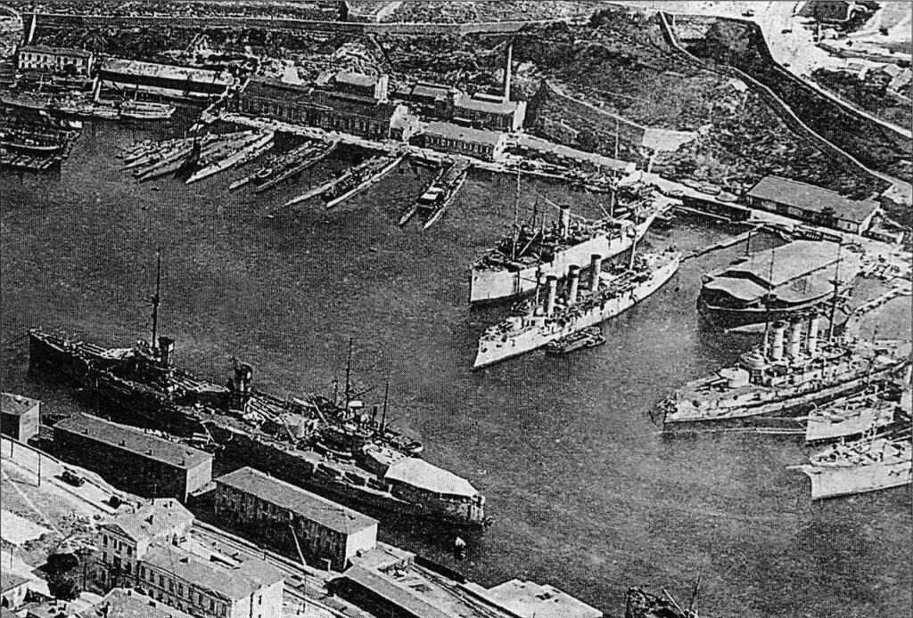 Південна бухта Севастополя, 25 серпня 1918 року. Лінійні кораблі «Воля», «Іоанн Златоуст», крейсер «Пам'ять Меркурия», есмінці та інші кораблі