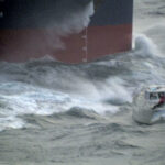 Екіпаж танкера врятував моряка з яхти під час шторму «Сіаран» (фото)